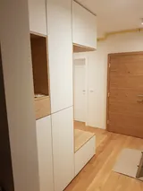 Bela vgradna omara v predsoblju z drsnimi vrati