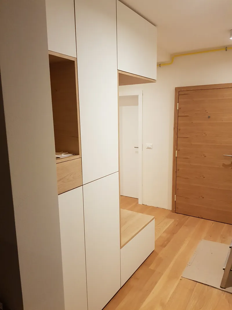 Bela vgradna omara v predsoblju z drsnimi vrati