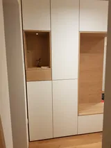 Notranjost garderobne omare s policami in palicami