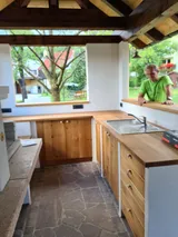 Vgrajen žar z lesenimi policami na terasi