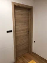 Bela notranja vrata z ravno površino v hodniku