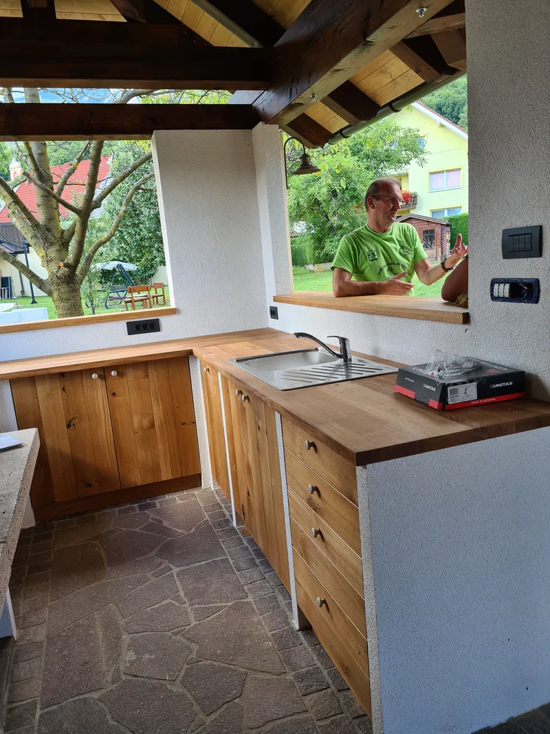 Zunanja kuhinja z nameščenimi aparati