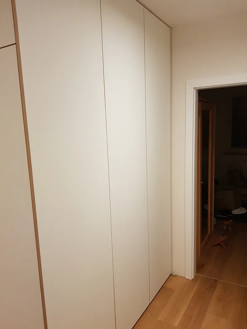 Detajl drsnih vrat z mat belo površino