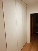 Detajl drsnih vrat z mat belo površino