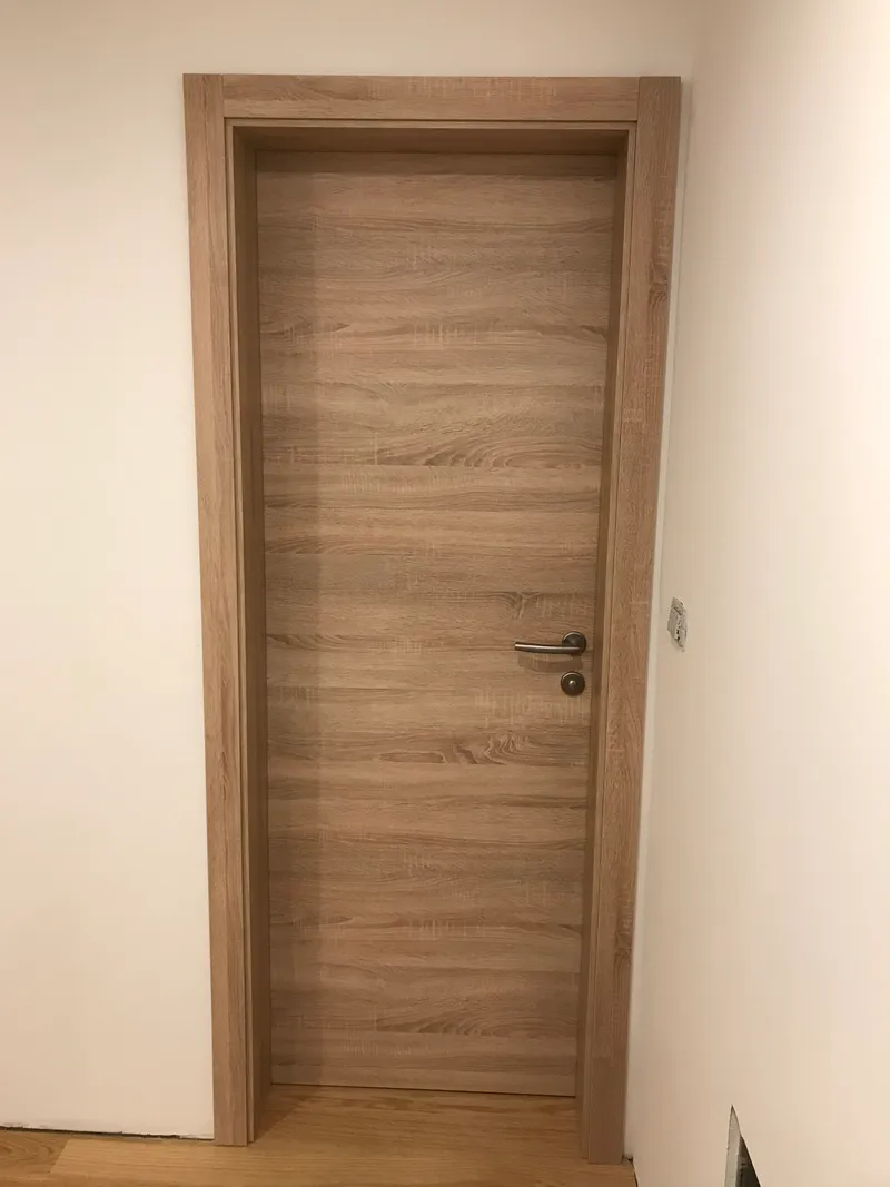 Drsna notranja vrata z mat zaključkom