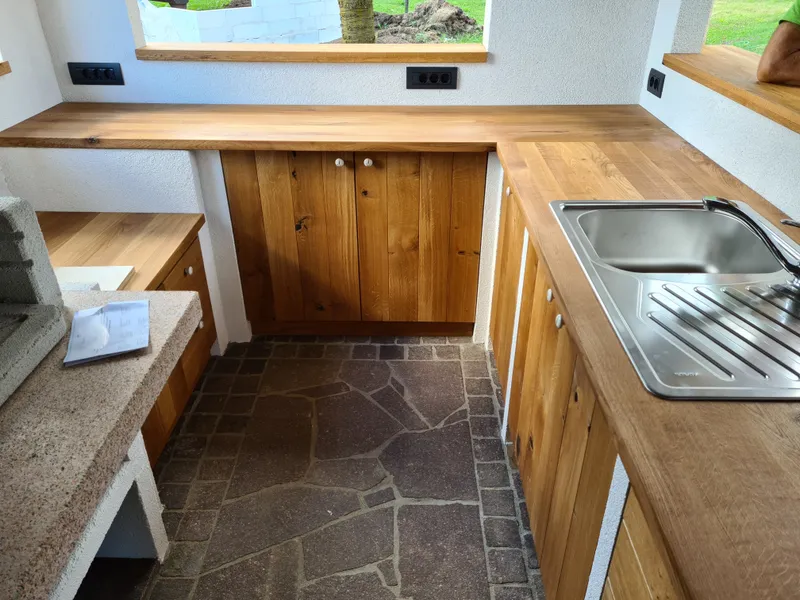 Celoten pogled na zunanjo kuhinjo z jedilno površino