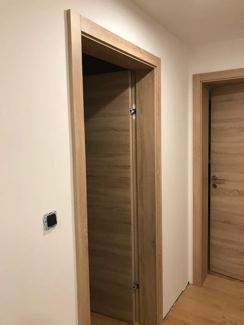 Dvojna notranja vrata s steklenim vstavkom